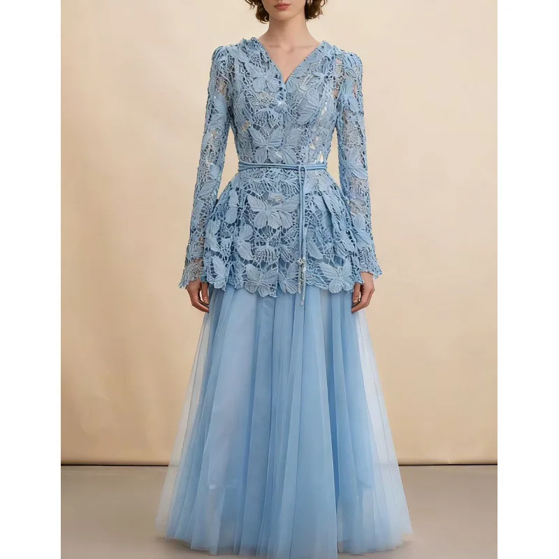 

Французский комплект: топ с длинным рукавом, V-образным вырезом и кружевом, а также юбка на бретельках. Элегантная уличная одежда для женщин.