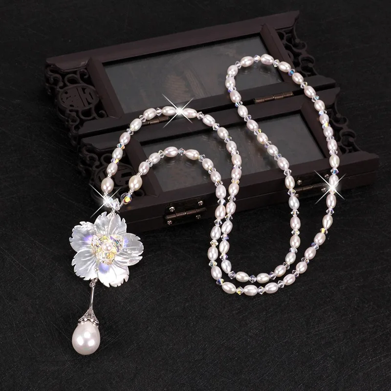 

An elegant floral sweater chain, a long and versatile crystal necklace for autumn and winter