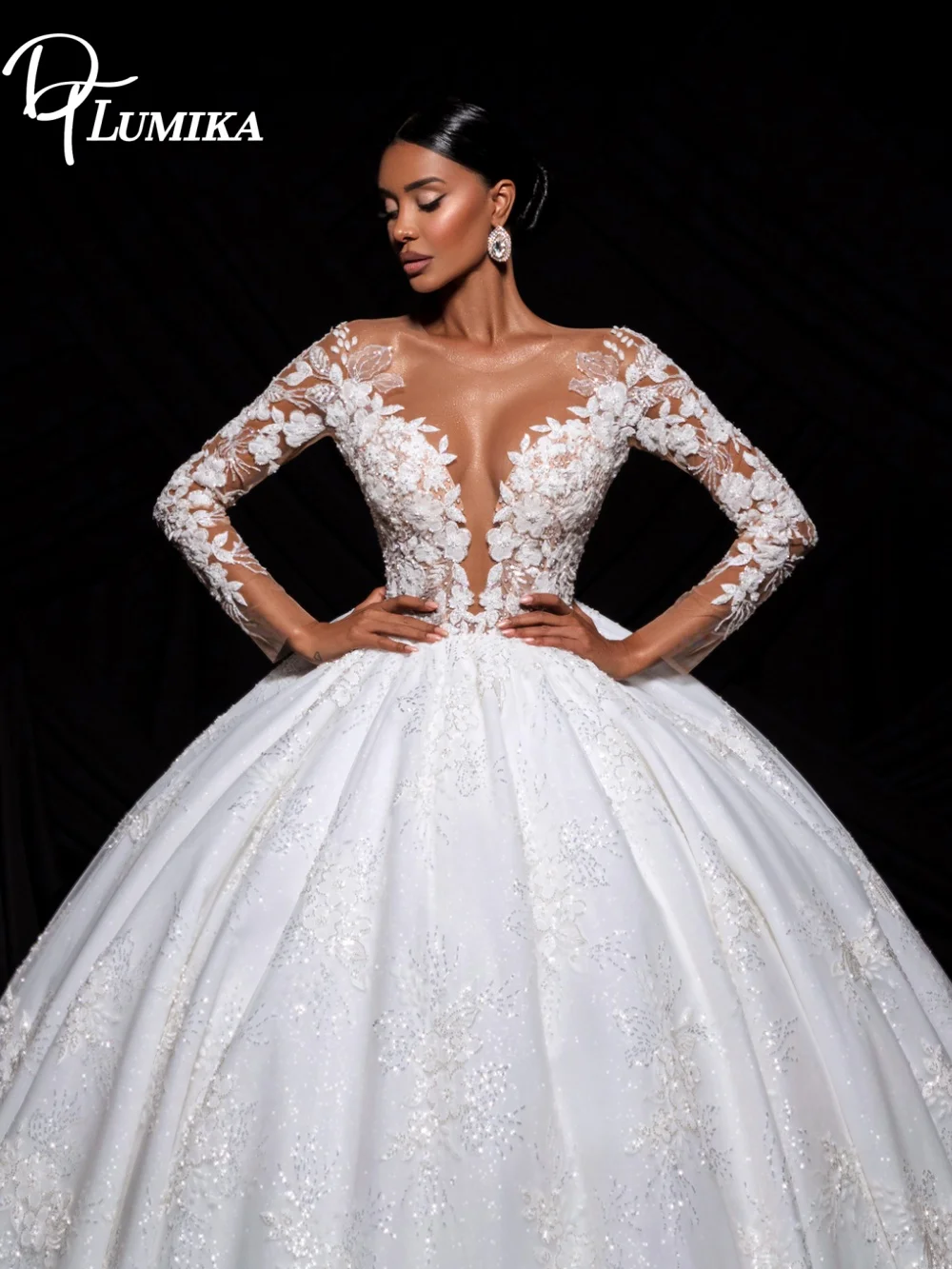 Romantic Long Sleeve Ball Gown Wedding Dress Elegant Deep V Neck Sheer Lace Applique Timeless Sparkling Bridal Gown for Brides