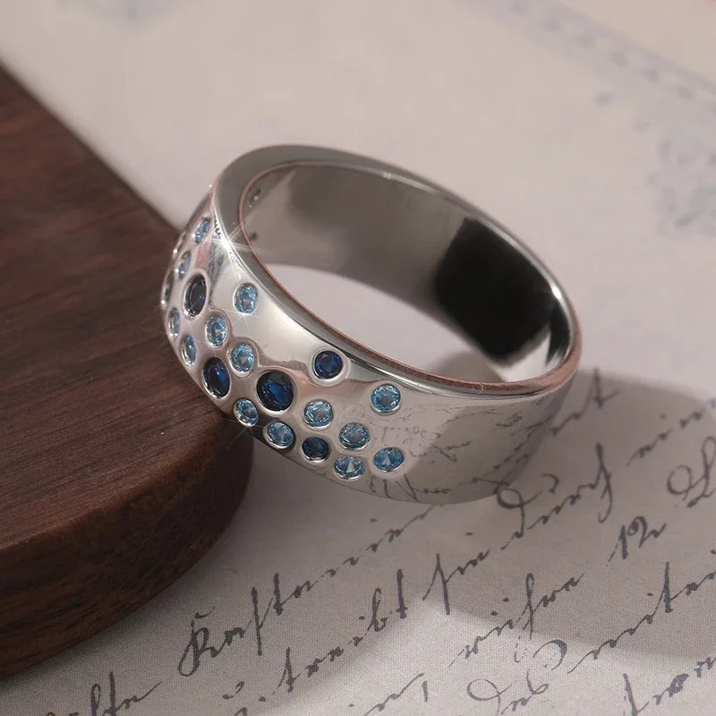 Modischer klassischer breiter Ring, gepaart mit rundem blauem synthetischem Zirkon, exquisiter versilberter Ring, Schmuck für Damen