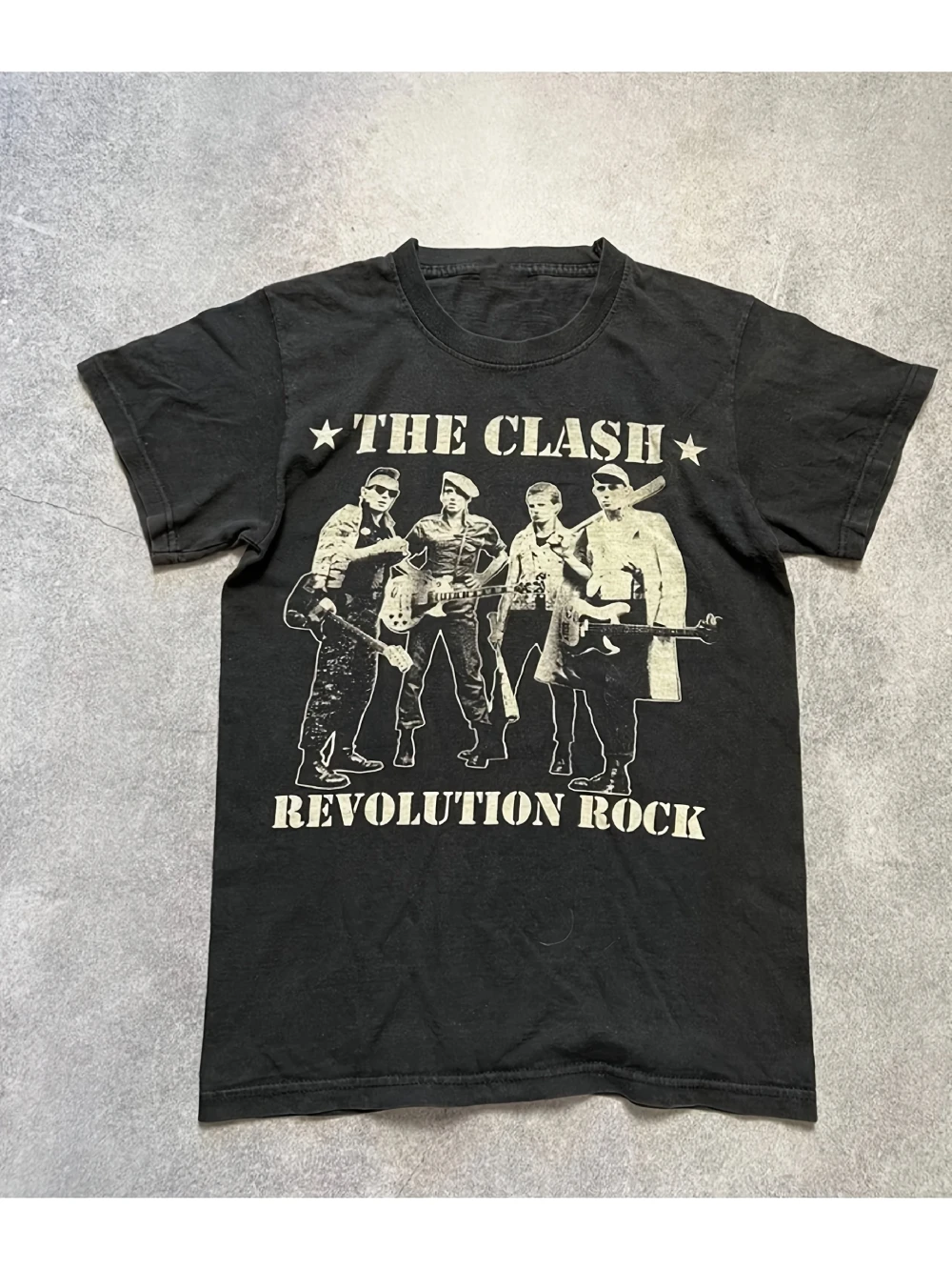 Camiseta con estampado de banda de rock retro, diseño de cuello redondo, estampada con la frase "THE CLASH REVOLUTION RO", estilo casual negro, camiseta oversize.