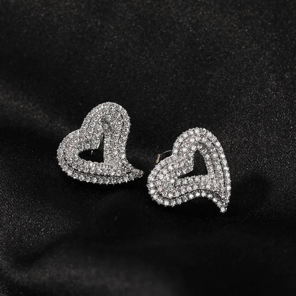 

Iced Out AAAAA Pave Setting Heart Earrings for Women Bling Cubic Zirconia Heart Stud Earrings Fashion Jewelry for Gift