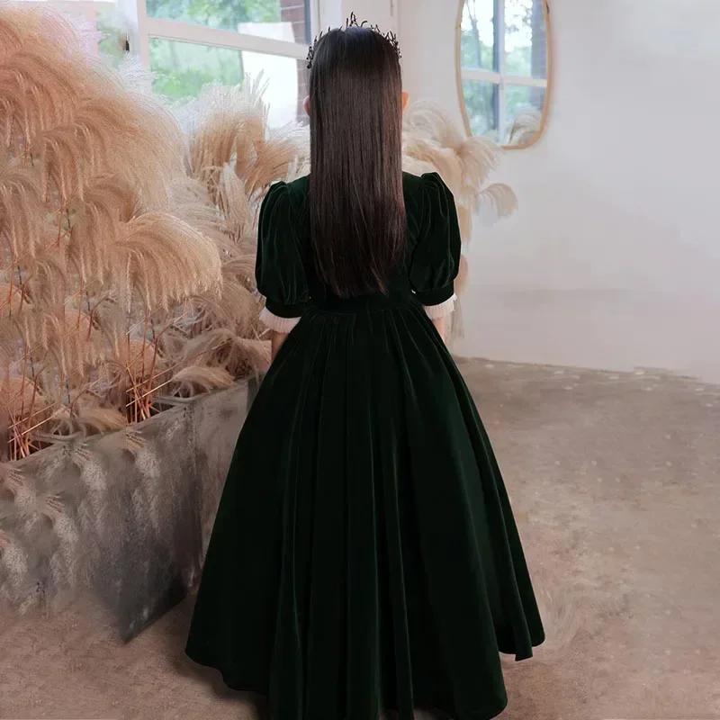 Hochwertiges Diana Blumenmädchenkleid aus Samt, schlichtes schwarzes Flanellkleid mit hohem Kragen, 3/4-Ärmeln, Knöpfen, A-Linie, bodenlang, für die Kommunion. – Detail 2
