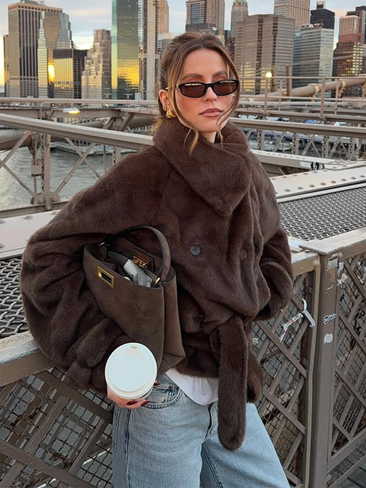 سترة Kpop برباط من الفرو الصناعي للنساء أنيقة بياقة واقفة مزدوجة الصدر سترات قصيرة دافئة للسيدات ملابس خارجية للشتاء اليومي للتنقل