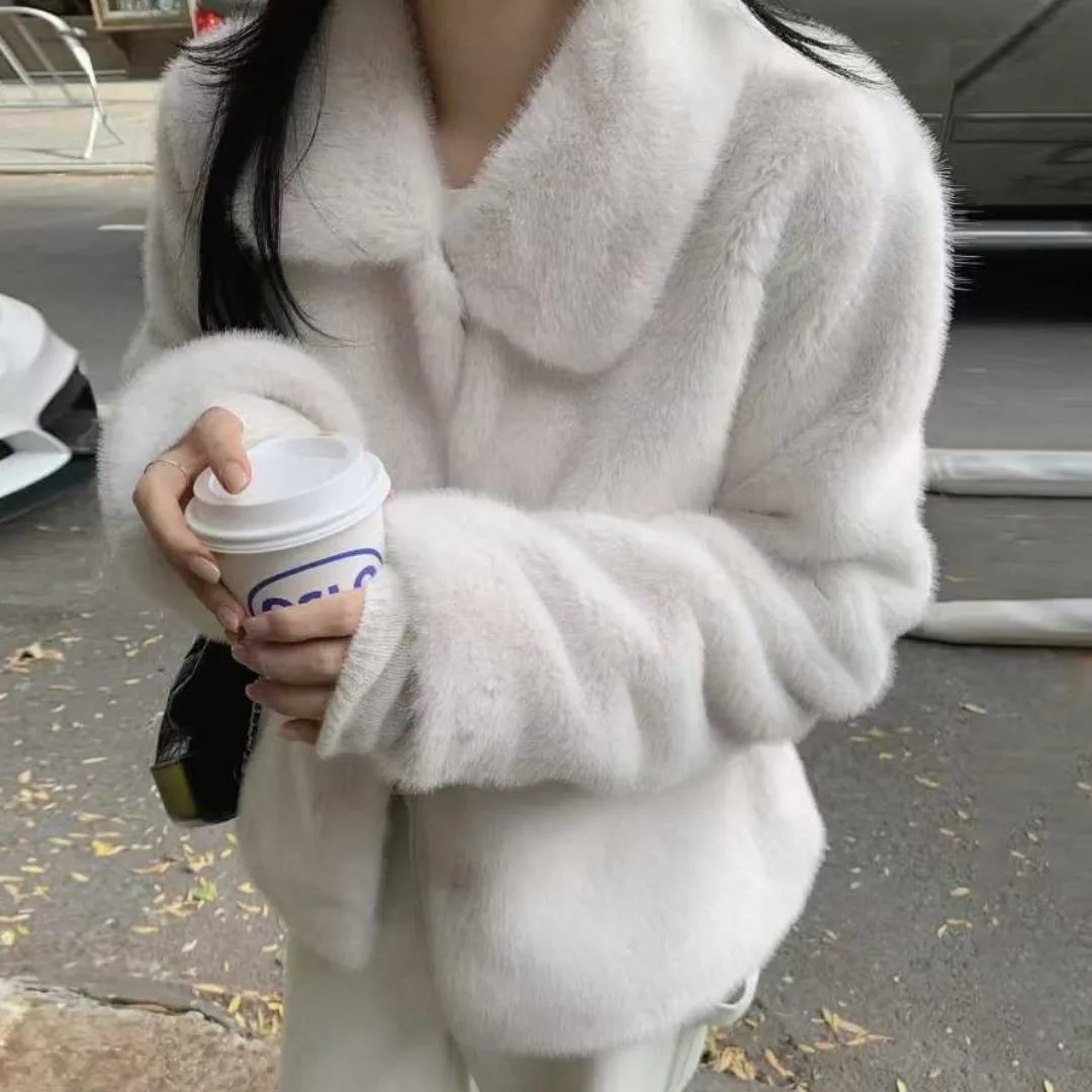 Elegancki płaszcz damski na jesień i zimę w stylu vintage, z miękkim kołnierzem z futra, w pastelowych kolorach, idealny na co dzień.