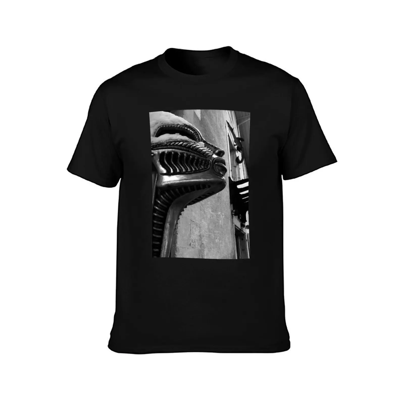 H R Giger Museumsstatue. Gruyères, Schweiz T-Shirt, Summer Casual Cotton Tee, Oversized Streetwear Tops, Vintage Graphic Print
