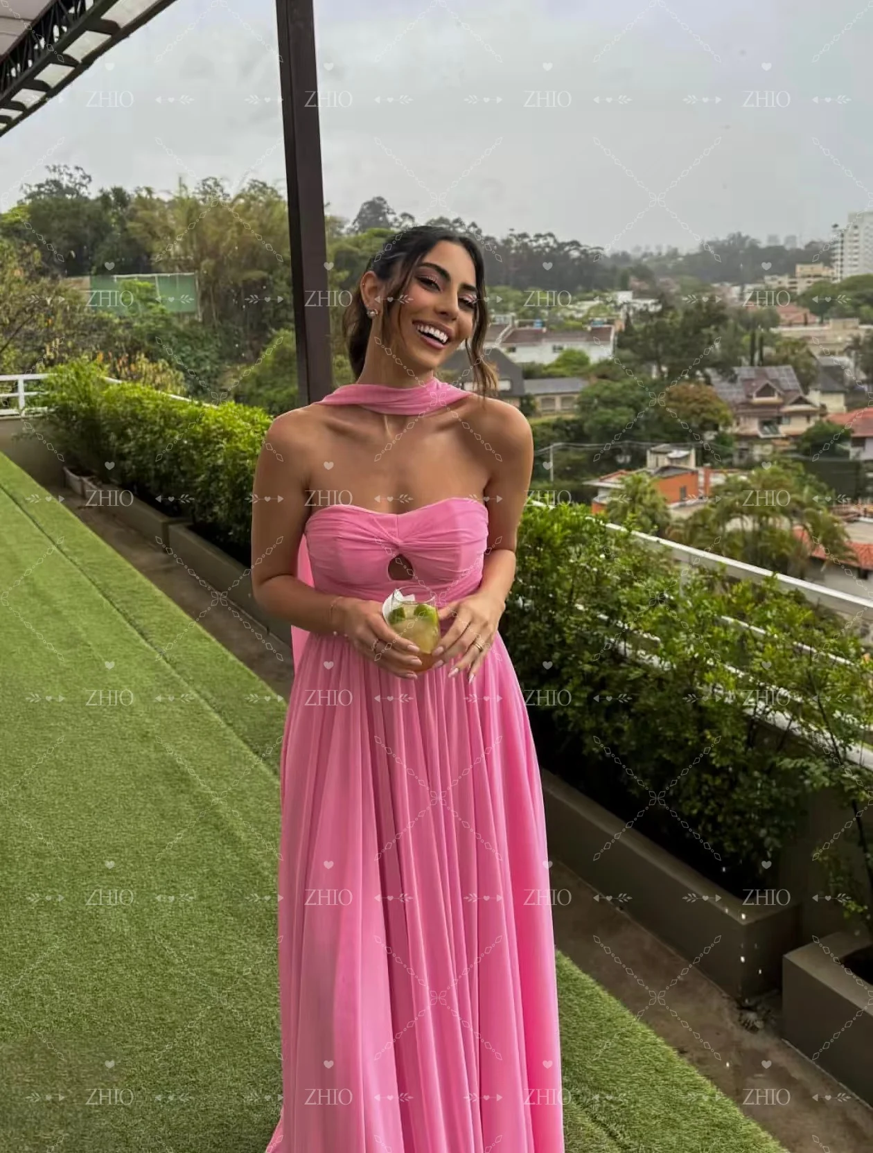 ชุดราตรีผ้าซาตินสีชมพูอ่อน ZHIO ดีไซน์หวานซ่อนเปรี้ยว พร้อมผ้าคลุมไหล่ ตัดเย็บแบบผ้าคลุมไหล่  ยาวกรอมพื้น เหมาะสำหรับงานแต่งงาน งานเลี้ยง  ชุดราตรีแบบมืออาชีพ  สามารถสั่งตัดได้