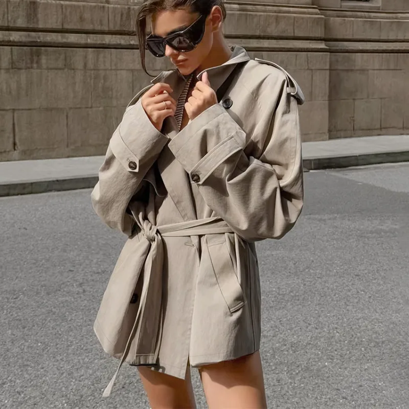 Gabardina larga holgada con cuello de solapa color camel y cinturón para mujer, hombros caídos, otoño-invierno 2026, nueva prenda exterior elegante, chic, moderna y con clase.