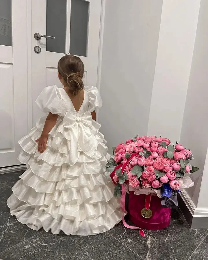 Vestido blanco de flores hinchadas para niña, traje de satén en capas con lazo, manga corta, fiesta de cumpleaños, primera comunión