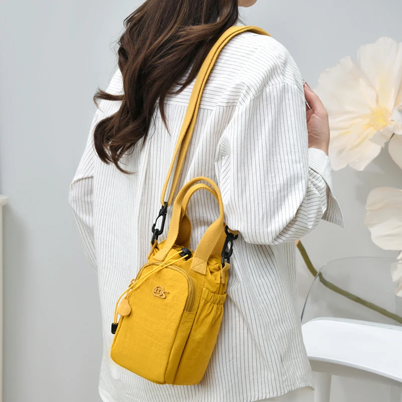 Tragbare Wasserflaschentasche mit Kordelzug, Kleine Handtasche mit Handyfach und Verstellbarem Schultergurt für Reisen und Spaziergänge – Detail 7