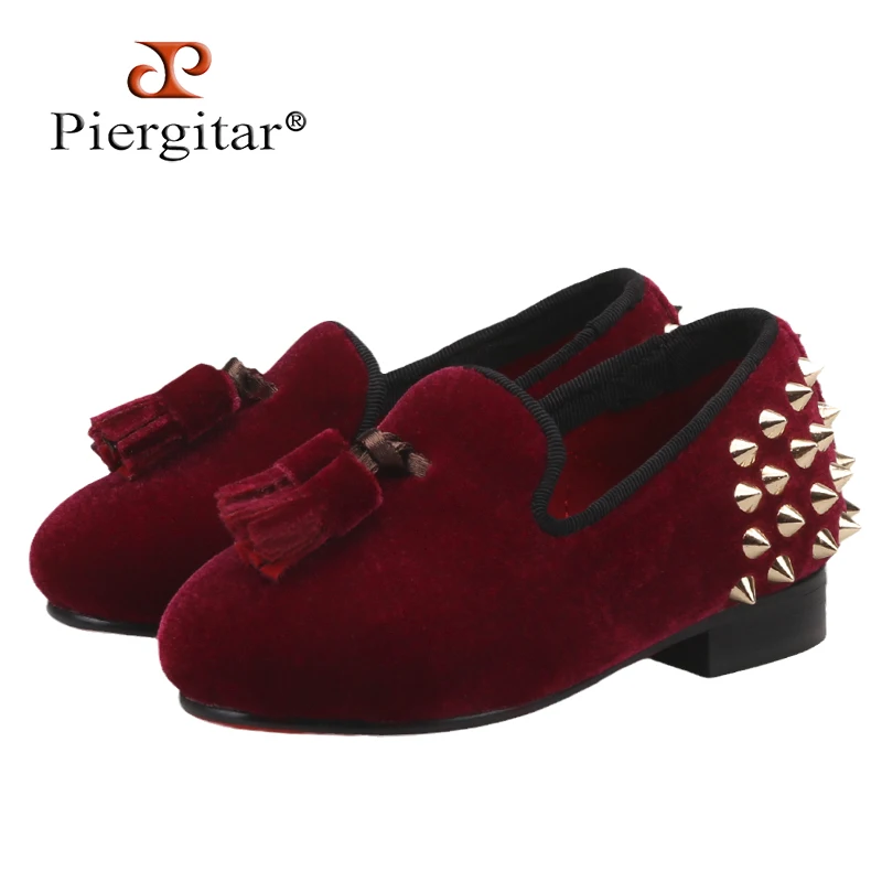 

Piergitar Parent-Child Shoe Style Burgundy Velvet Children Tassels Loafers With Rear Side Gold Studs For Party Kid Casual Shoes