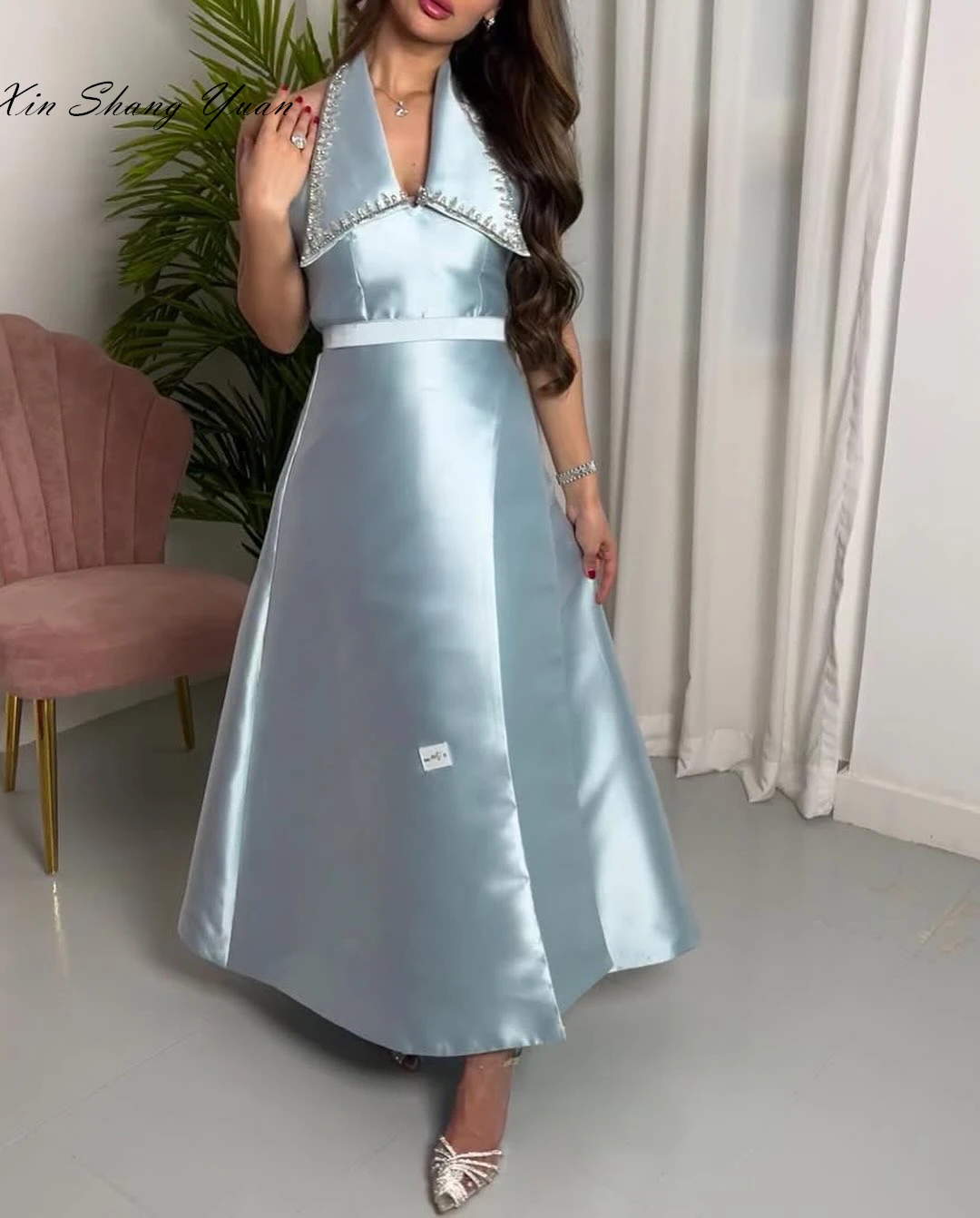 ที่กําหนดเองชุดราตรีคลาสสิกซาติน Halter ชุดเดรสปาร์ตี้ประณีต A-Line ข้อเท้าความยาวคริสตัล Celebrity Gowns