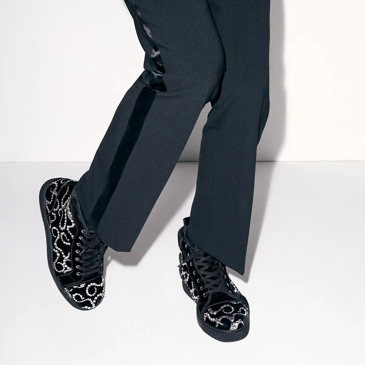 

2025 Designer New Round Toe Flat Lace-Up Rhinestone Street Punk Large Size Single Shoe Black Couple High Top Casual Sports Shoes