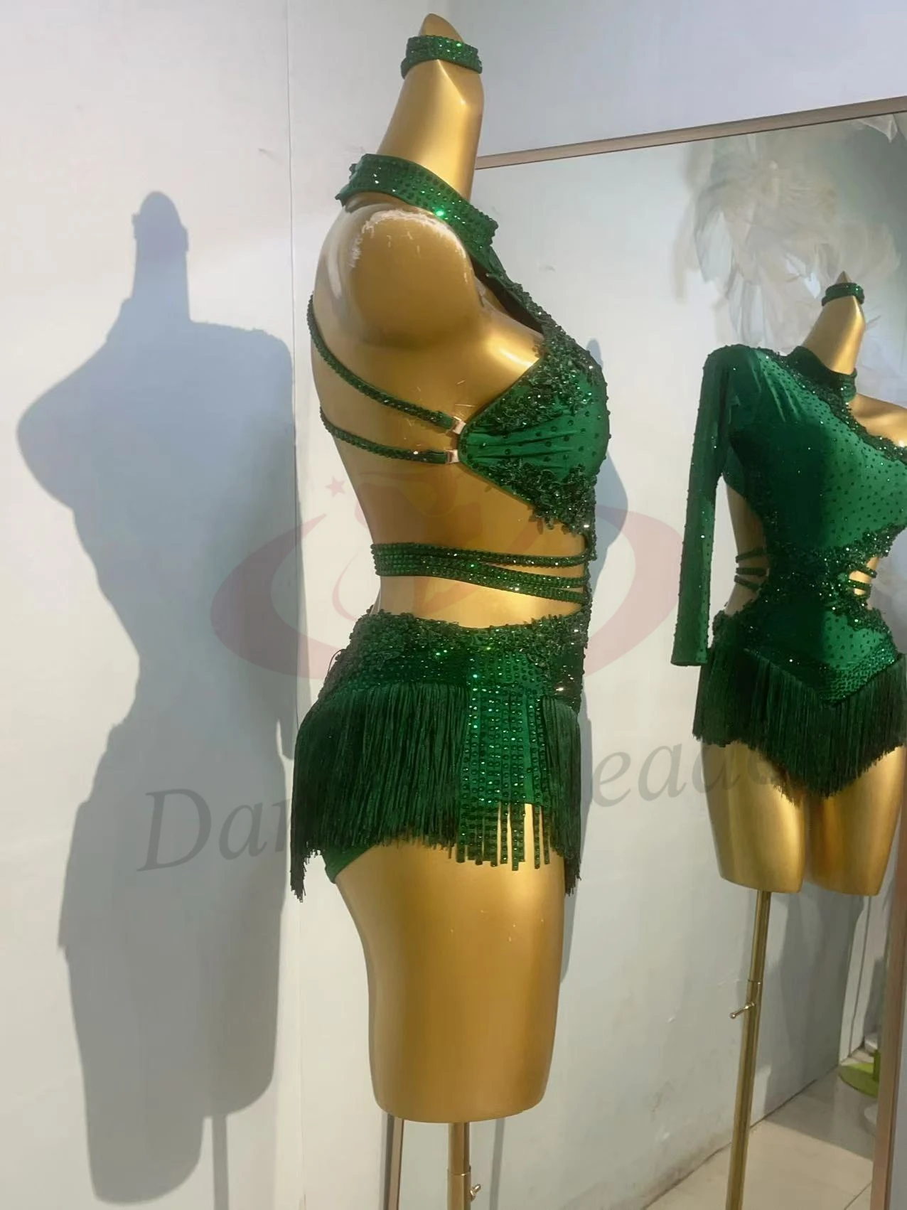 Gonna da ballo latino da donna di fascia alta personalizzata verde slim fit con frange piccole, abito con strass con prestazioni di Samba