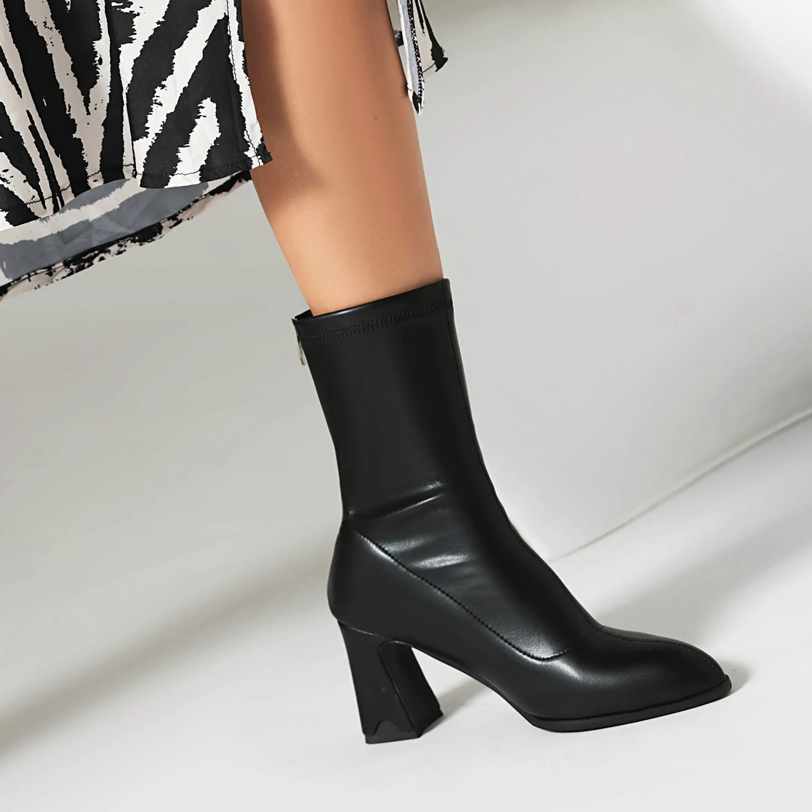 2026 Women's Autumn and Winter New Elegant Short Boots, Thick-soled Slim-fitting Boots, British Style Fashionable High Heels