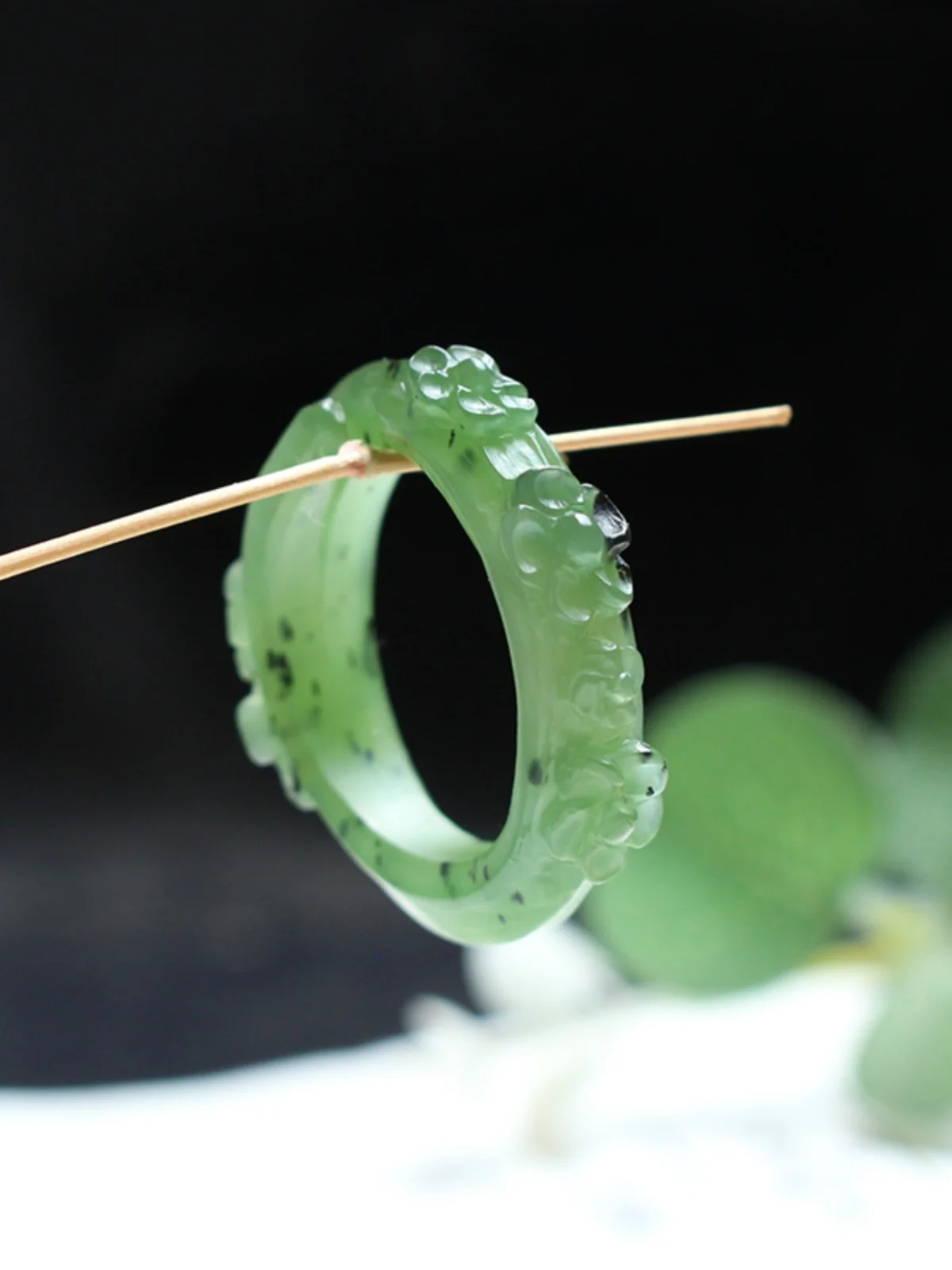 

Classic original jasper and Hemimei ring, Hetian jade plum blossom ring, can be customized to process and engrave the ring.