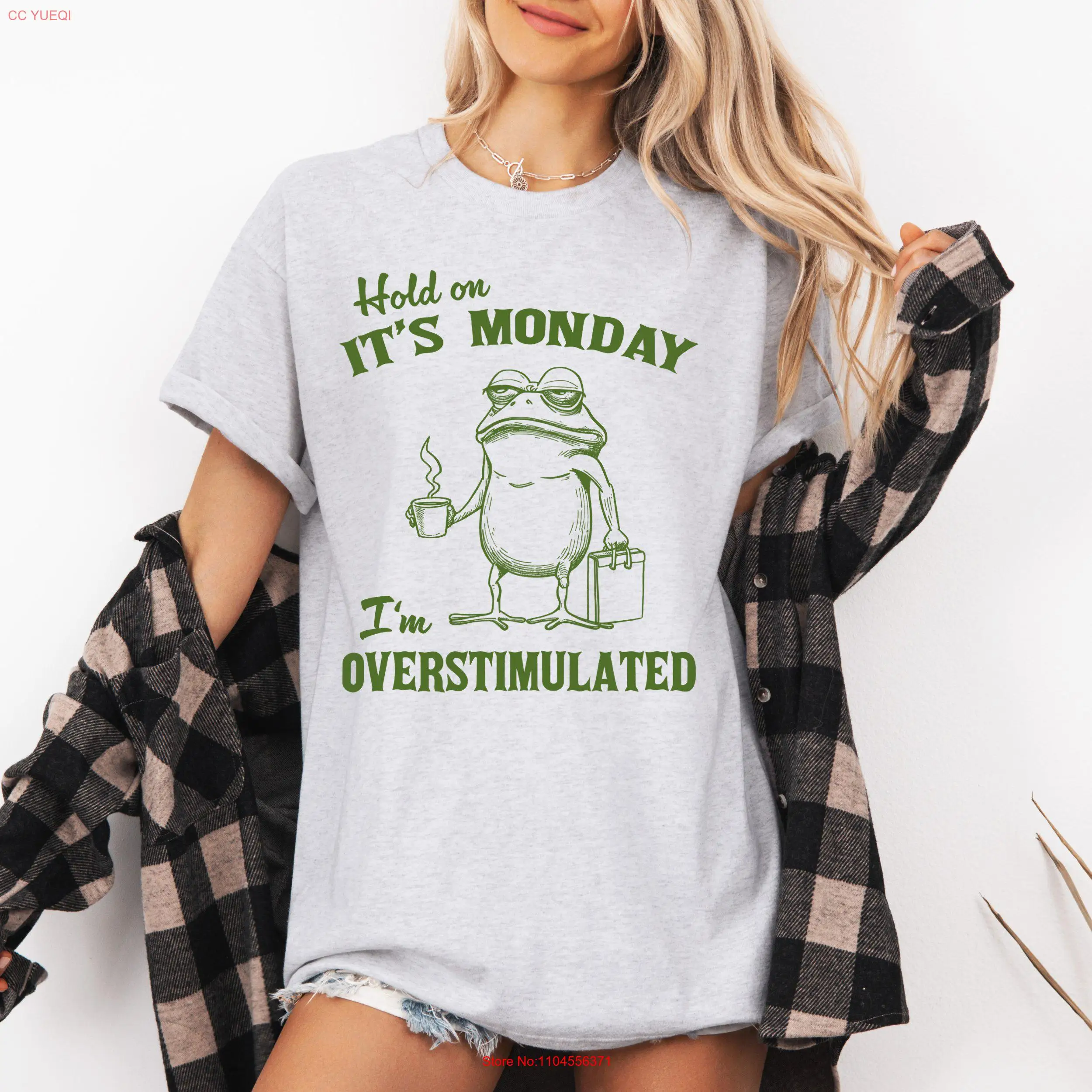 

Футболка Hold On It's Monday I'm Overstimulated Funny Frog Blues Quirky для взрослых с длинными или короткими рукавами