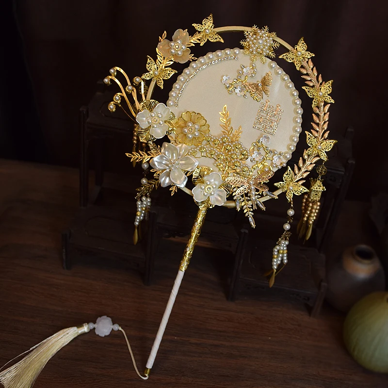 مروحة الزفاف الذهبية المصنوعة يدويًا لحفلات الزفاف الصينية، مروحة فستان Xiuhe الميمون كهدية تزيين الزفاف #3