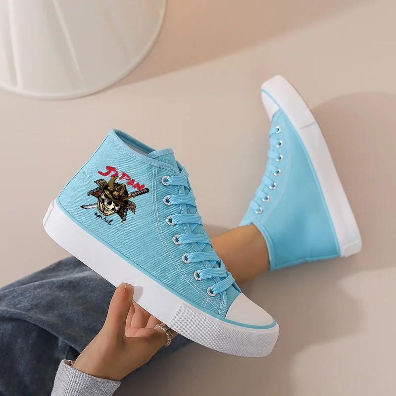 

Женские голубые высокие парусиновые кроссовки: самурайская вышивка, массивная подошва, шнуровка. Идеально подходит для джинсов и юбок.