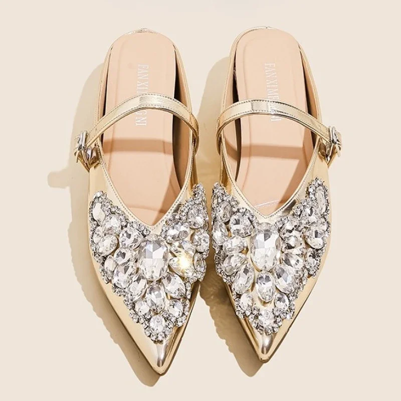 

Роскошные дизайнерские сандалии с бриллиантами, женские блестящие модные туфли-лодочки с острым носком на низком каблуке, удобные брендовые женские тапочки с пряжкой и драгоценными камнями