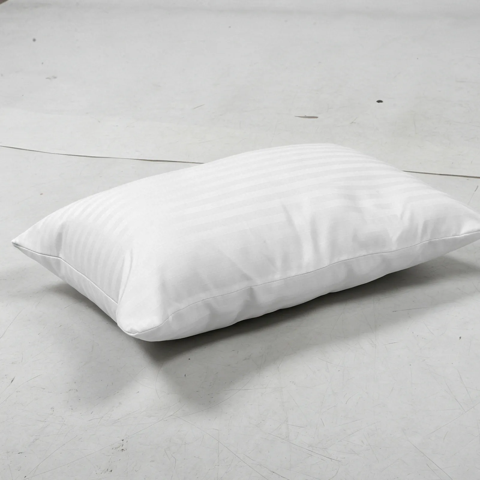 10Pcs Salon Pillowcase Satin Zipper White Soft Breathable Pillow Protector for Sensitive Skin Spa and Beauty Salon Decor