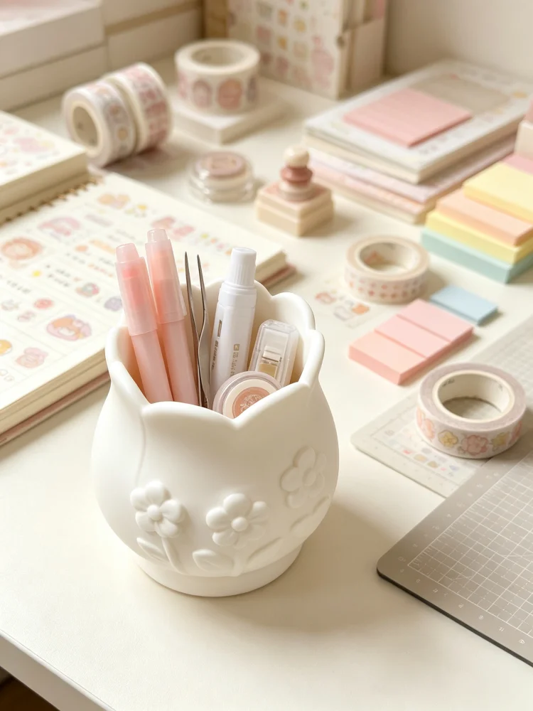 Desktop Storage Container with Petal Scalloped Edges and Floral Embossing, Matte Texture Large-Capacity Pen Holder, Can Hold Stationery, Makeup Brushes, and Various Small Items, Suitable for Study Desks, Girls' Desks, and Dressing Tables, Durable and Practical Desktop Ornament, Great Holiday Gift
