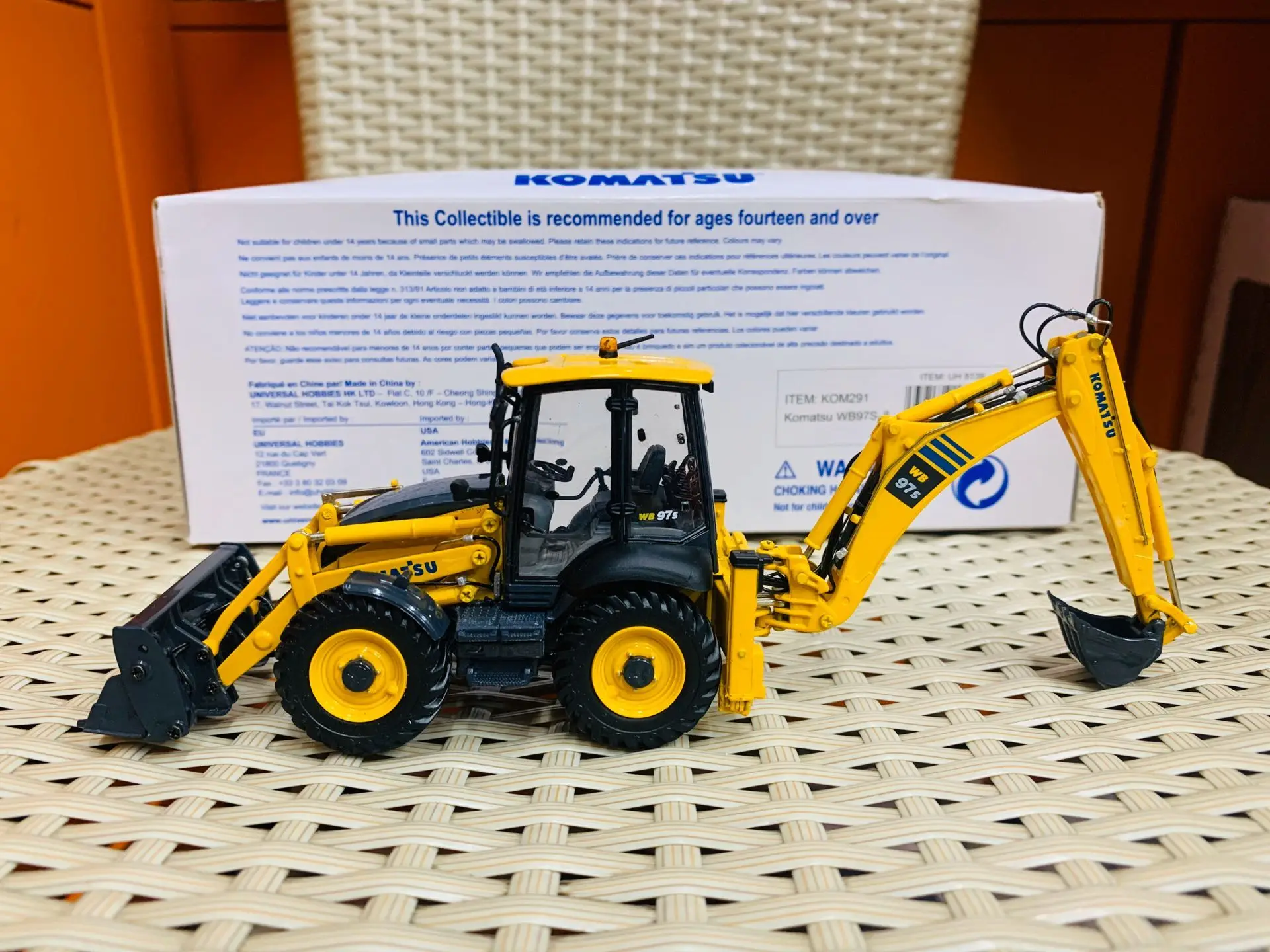 

Komatsu WB97S-8 Backhoe Loader 1/50 Scale Die-Cast New in Original Box UH8139