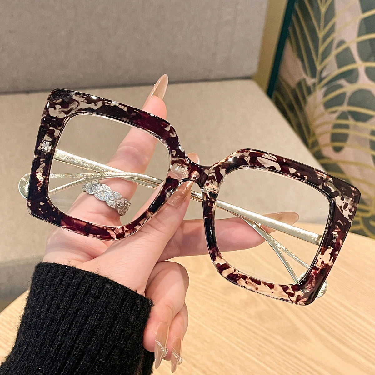 1PC Damenmode-Flachbrille, neues Design, hoher ästhetischer Wert, eleganter Rahmen, einzigartiger Stil, lässig, bequem, schützend