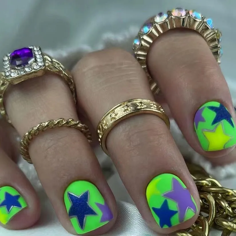 Green Press on Nails Short Square Y2K Girls Fake Nails Blue/Purple/Yellow Five-pointed Star Designs Spicy Girls Charms Manicure