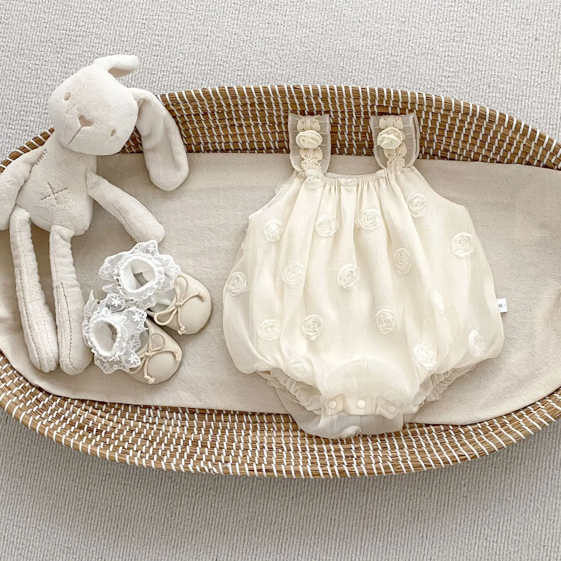 2025 nieuwe baby-zomerjumpsuit met hoogwaardige rozenbreteltas en scheetkleding voor babymeisjes, honderd dagen klimpak