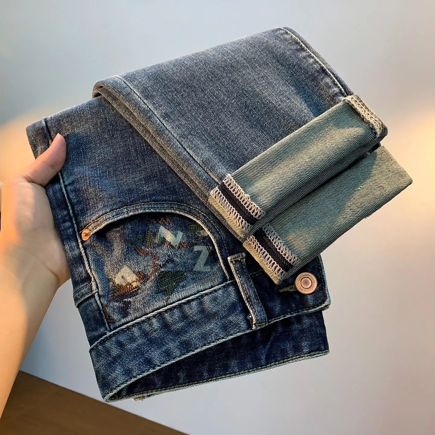 

Осенние мужские джинсы, модные универсальные маленькие прямые брюки, повседневные мужские брюки с вышивкой