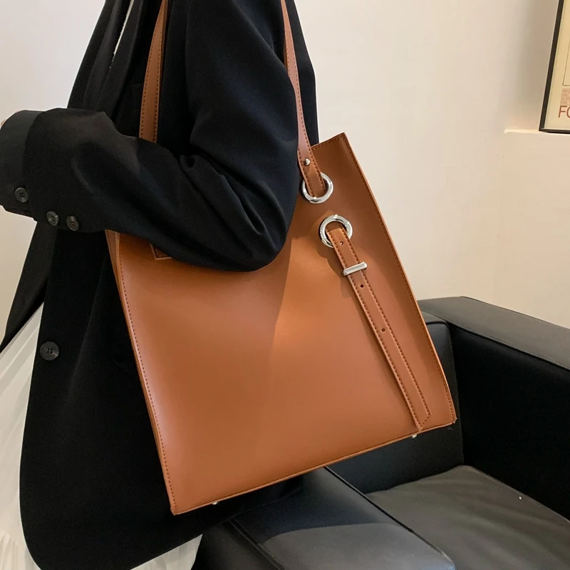 Large Capacity Handbag 2023 New Women\'s Vintage Minimalist Personalized Design Shoulder Bag Fashion Versatile Commuter Tote Bag