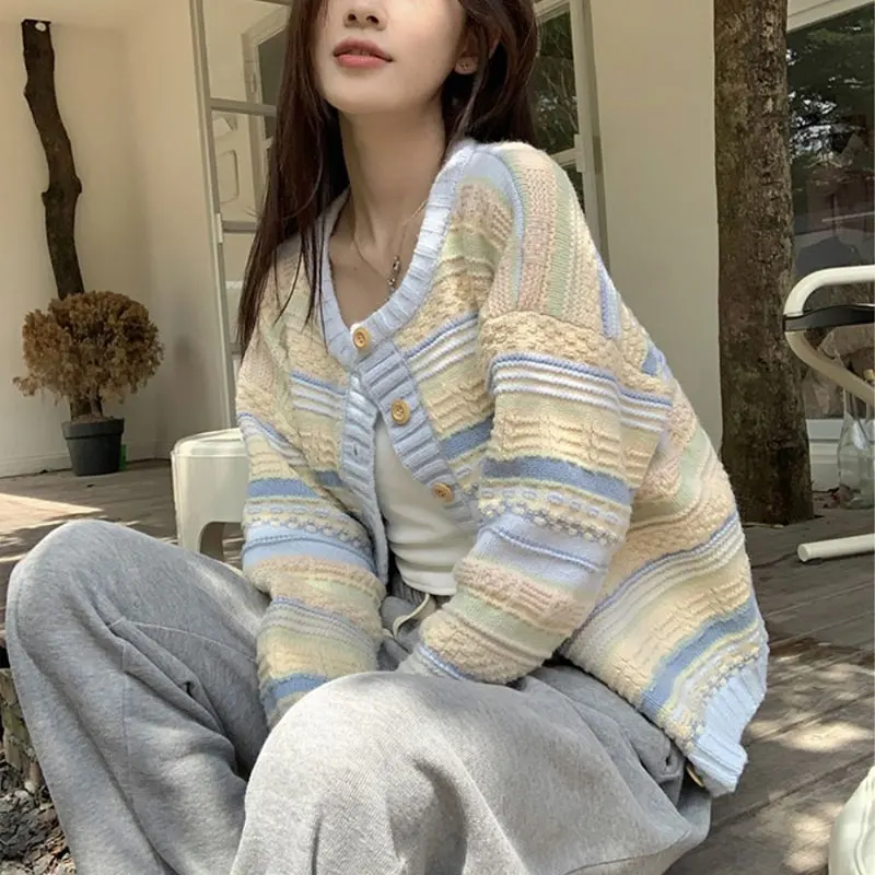 Sweater bergaris warna manis Korea pakaian wanita longgar musim gugur musim dingin pakaian rajutan berkancing sebaris leher bulat baru