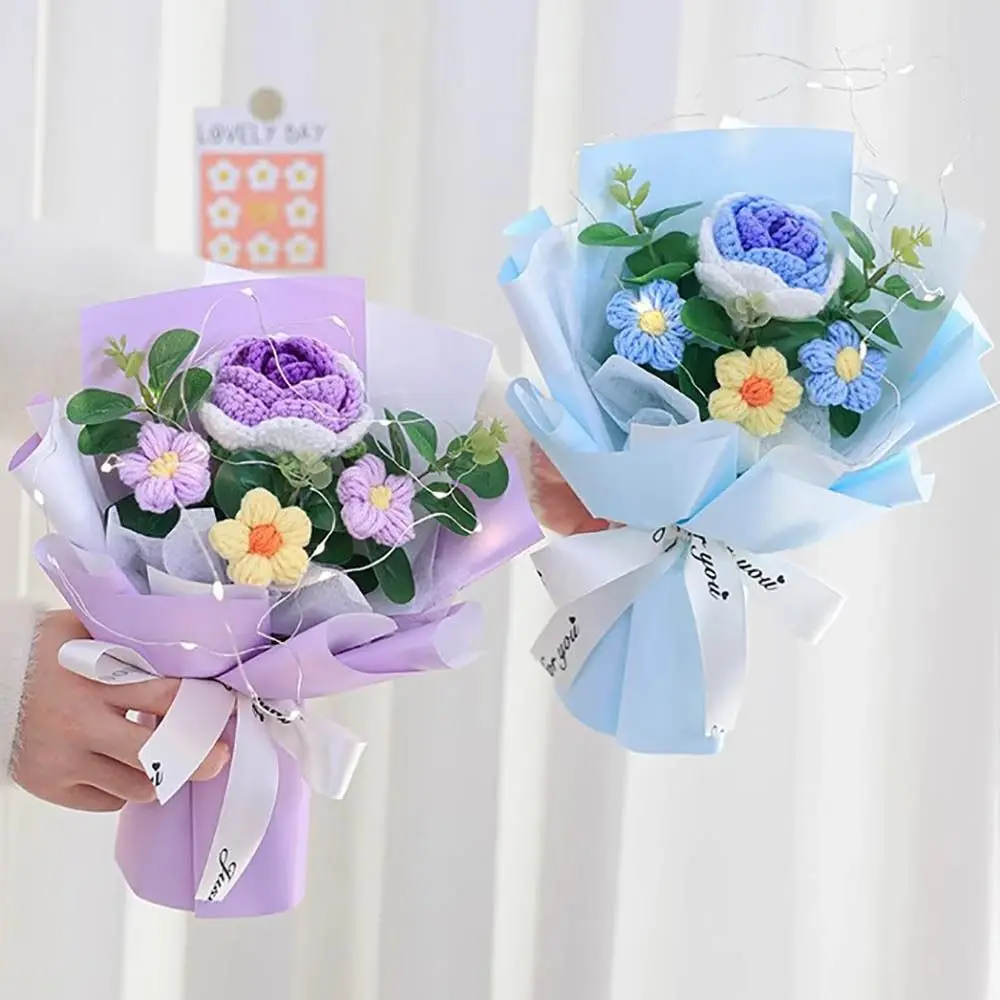 باقة زهور كروشيه قطنية عالية الجودة منسوجة مع مصباح زهور اصطناعية مصنوعة يدويًا هدايا تخرج زهور صناعية محبوكة