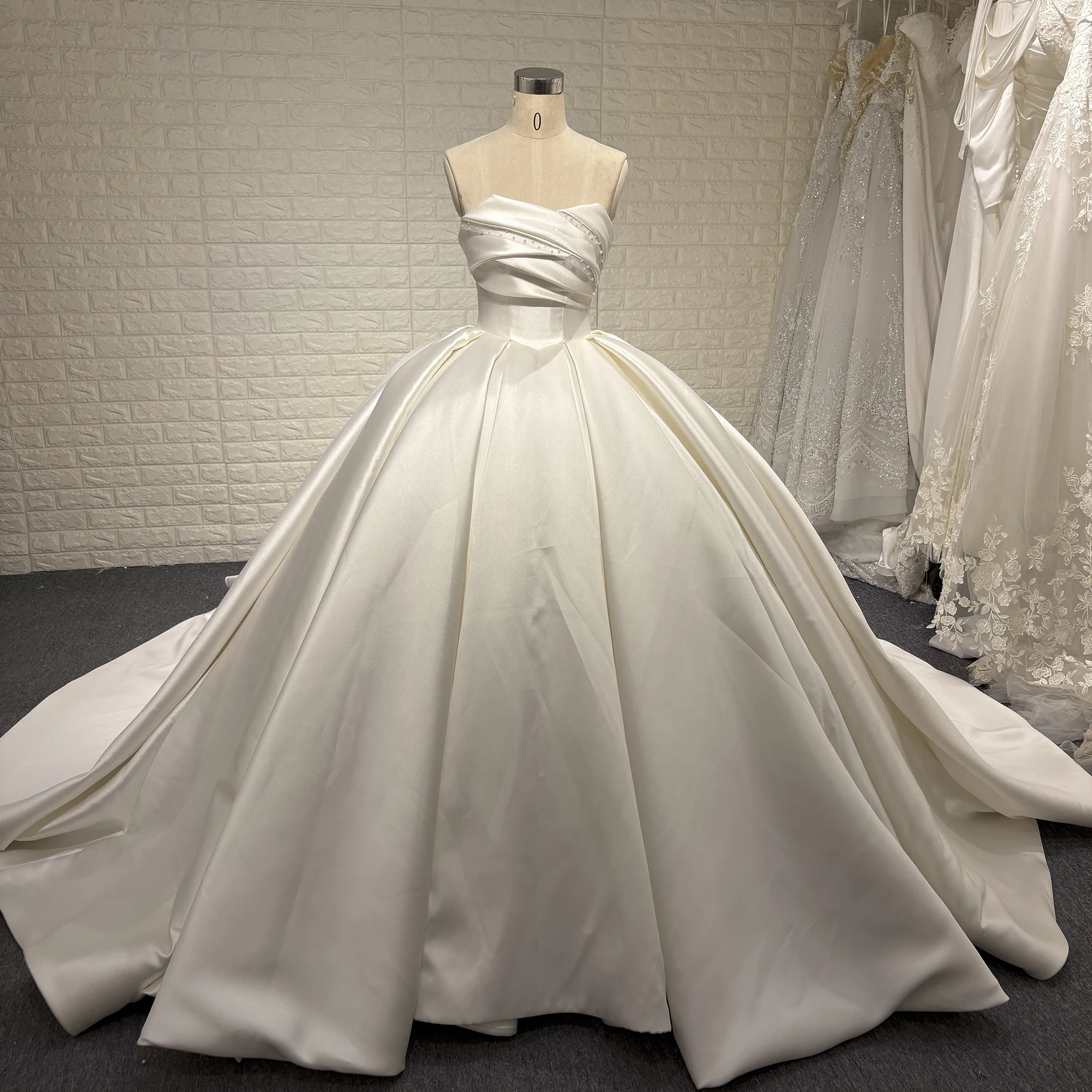 Rosymae – robe de mariée en Satin, décolleté asymétrique, robe de bal, corsage ajusté élégant, jupe volumineuse, sans bretelles, courbes accentuantes