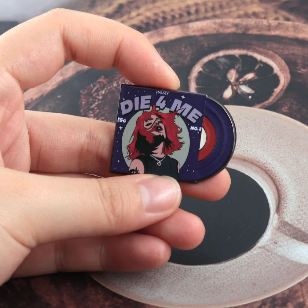 Halsey-Die 4 Me Emaille-Pin Musik-Sängerin Album-Cover Brosche Comic-Stil Rote Haare Mädchen Abzeichen Pop-Art Anstecknadeln Schmuck Geschenk – Detail 4