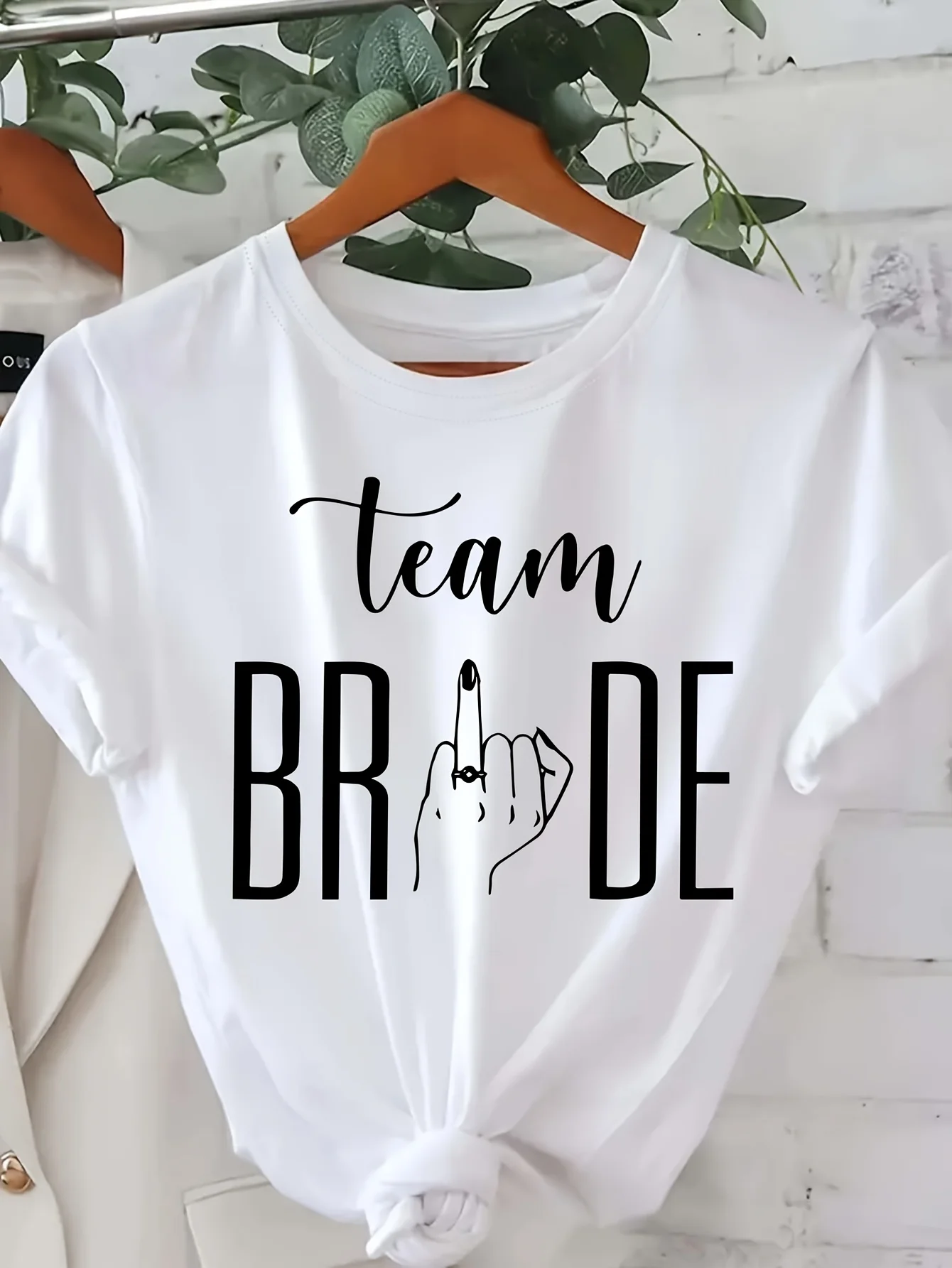 

Женская футболка Team BRIDE с графическим принтом — яркий красный повседневный топ с круглым вырезом и короткими рукавами с дизайном для свадебной вечеринки