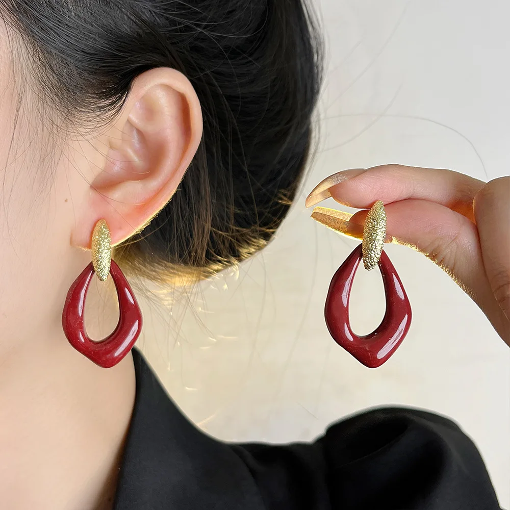 

Retro Hong Kong Style Premium Irregular Earrings Women's Light Luxury Small Enamel Oval Ear Drops Simple Versatile Jewelry