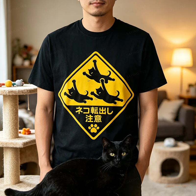 Drei schwarze Katzen fliegen auf einem Straßenschild aus Japan Lustiges T-Shirt Y2k Japanisches fliegendes Katzen-Verkehrsschild Trendiges cooles Streetwear-T-Shirt – Detail 4