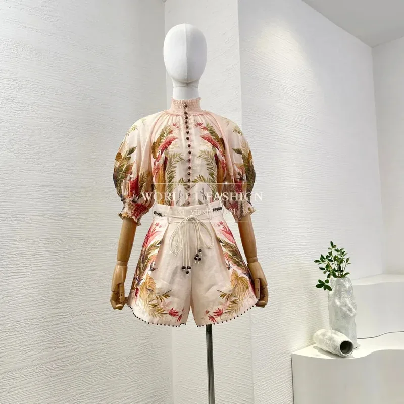 Новинка 2025 года, высококачественная водолазка из чистого льна с цветочным принтом, винтажная блузка с пышными рукавами и шорты с поясом из бисера, комплект женской одежды Новинка 2025 года, высококачественная водолазка из чистого льна с цветочным принтом, винтажная блузка с пышными рукавами и шорты с поясом из бисера, комплект женской одежды