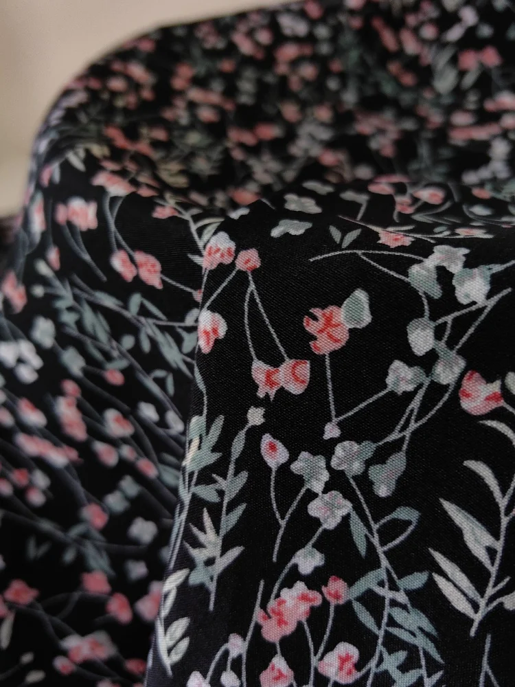 tecido-de-poliester-preto-com-estampa-floral-pequena-estilo-campestre-para-confeccao-de-vestidos-de-primavera-verao