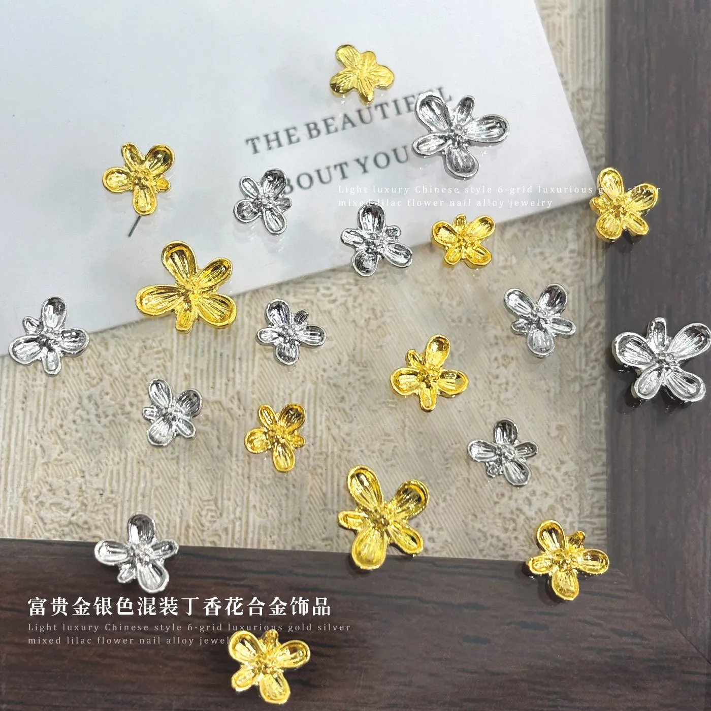 Adornos de Uñas con Flores de Lila Electrochapadas en Aleación, Decoraciones de Flores de la Suerte en Dos Tonos Dorado y Plateado, Venta al por Mayor de Adornos de Uñas de Aleación