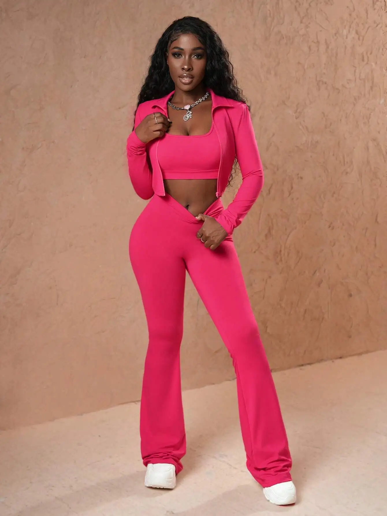 

Женский комплект из 3 предметов: однотонная куртка на молнии, укороченный топ и расклешенные брюки