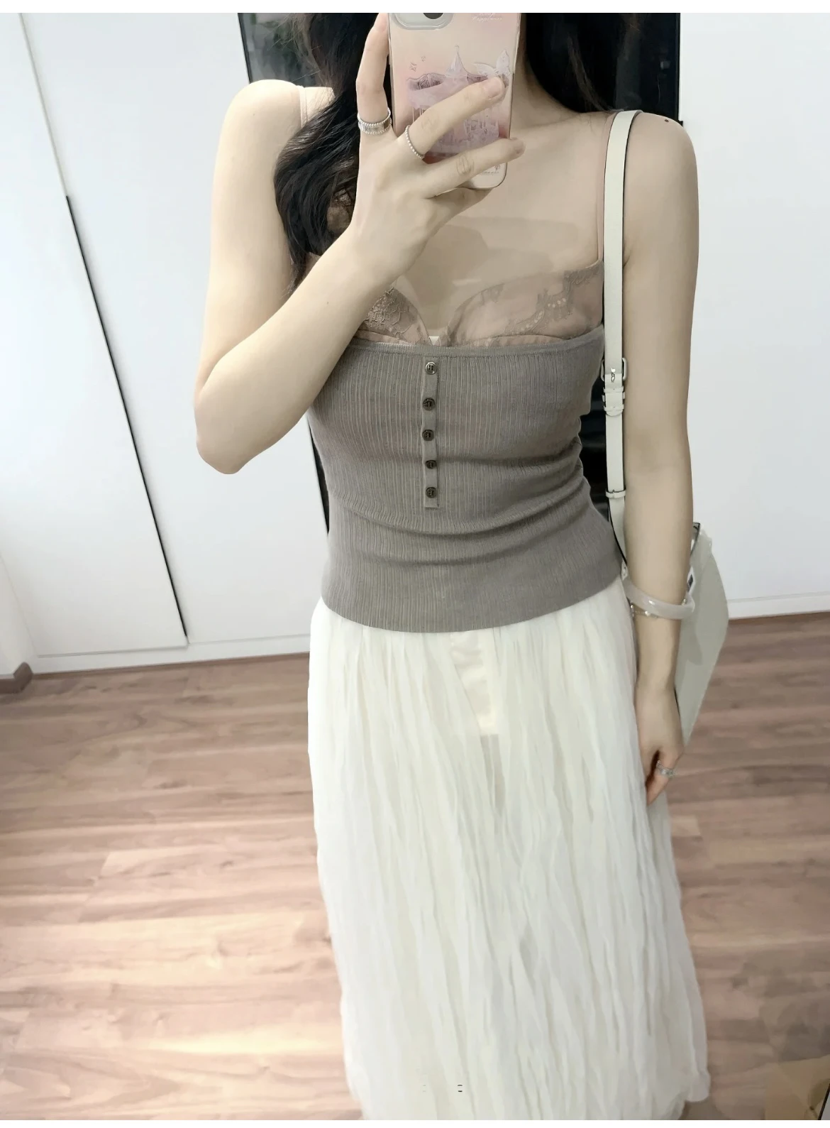 توب نسائي قصير بحمالات من الدانتيل والصوف بتصميم عتيق رومانسي وأسلوب كاجوال، ملابس داخلية بأكمام قصيرة لخريف 2025