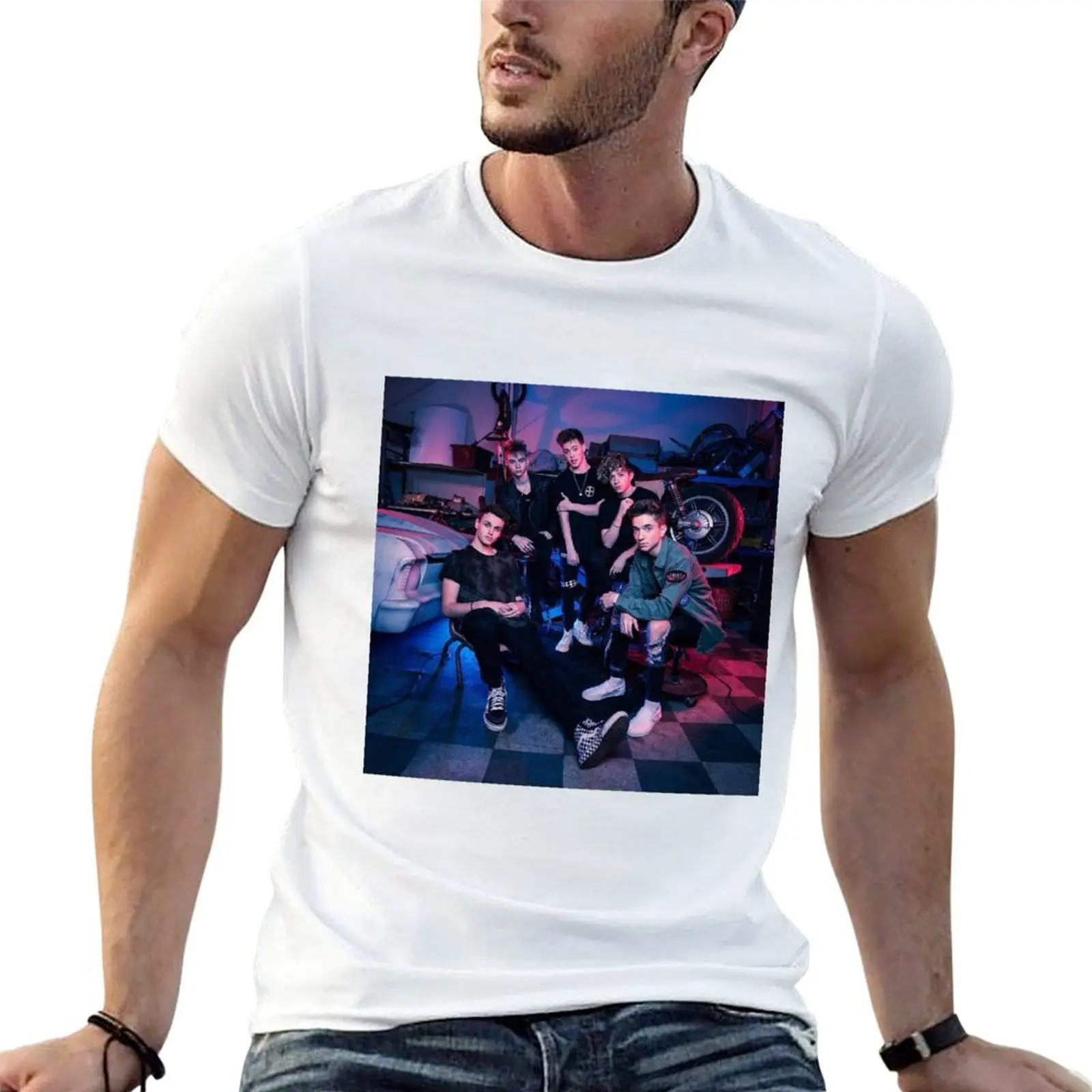 قميص للرجال من القطن قمصان أنيمي على جانب الطاولة. طباعة تي شيرت مخصص تي شيرت ناعم