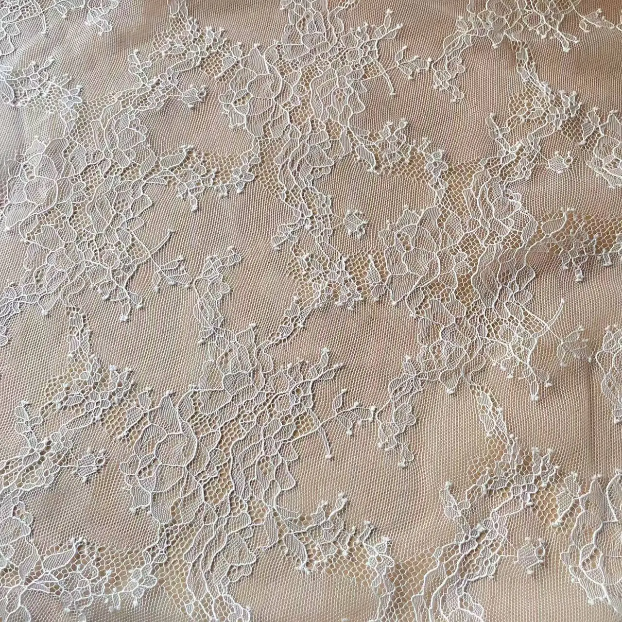 Dünner Spitzenblumenstoff für Hochzeitskleider, Abendkleider, Bekleidung, Vorhänge, Hochzeitstischdecken, Dekorationszubehör RS24649 – Detail 4