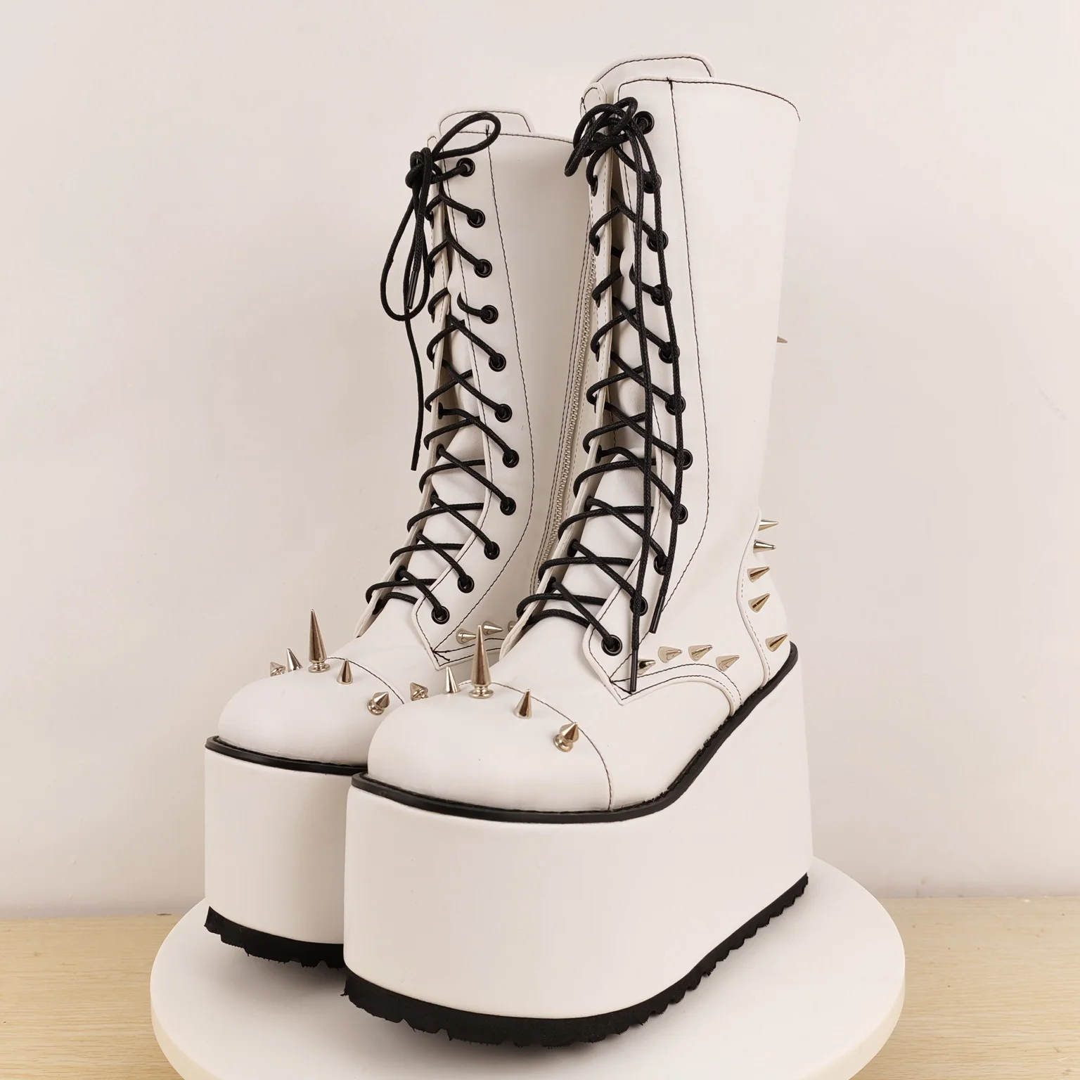 Cuñas tacones súper altos plataforma Botas Largas para mujer remaches de Metal decorar cuero blanco banda estrecha con cordones Botas altas nuevo