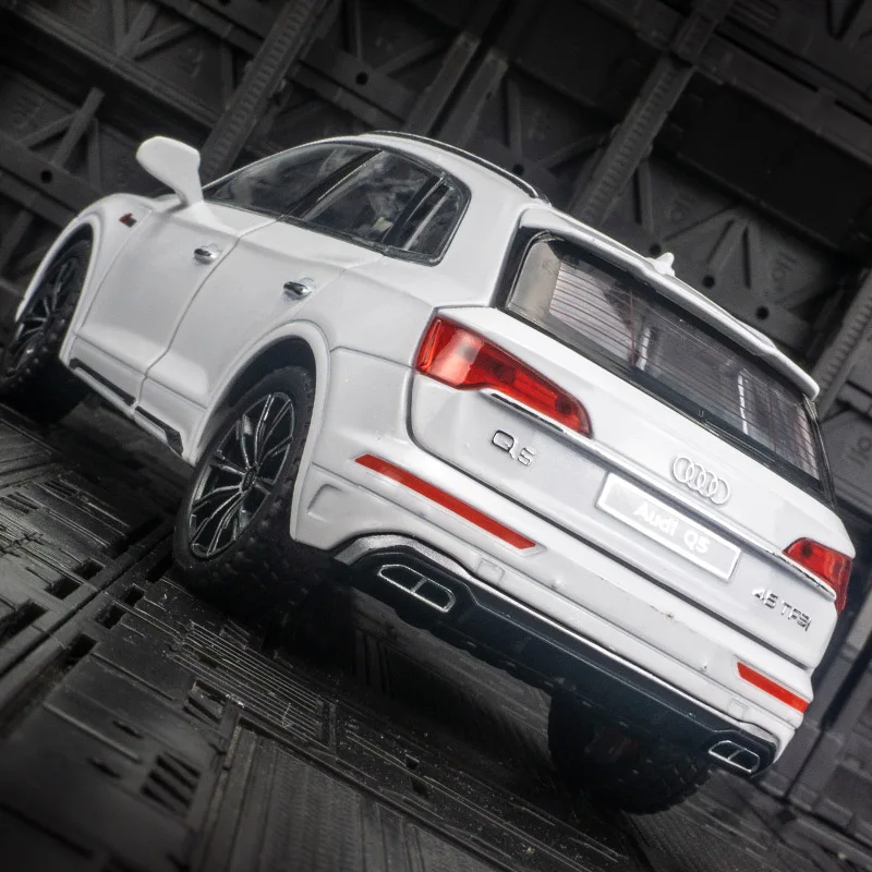 1:24 modelo de carro em liga Audi Q5, portas e capô do motor, porta-malas pode ser aberto, brinquedos de som e luz para crianças, presentes