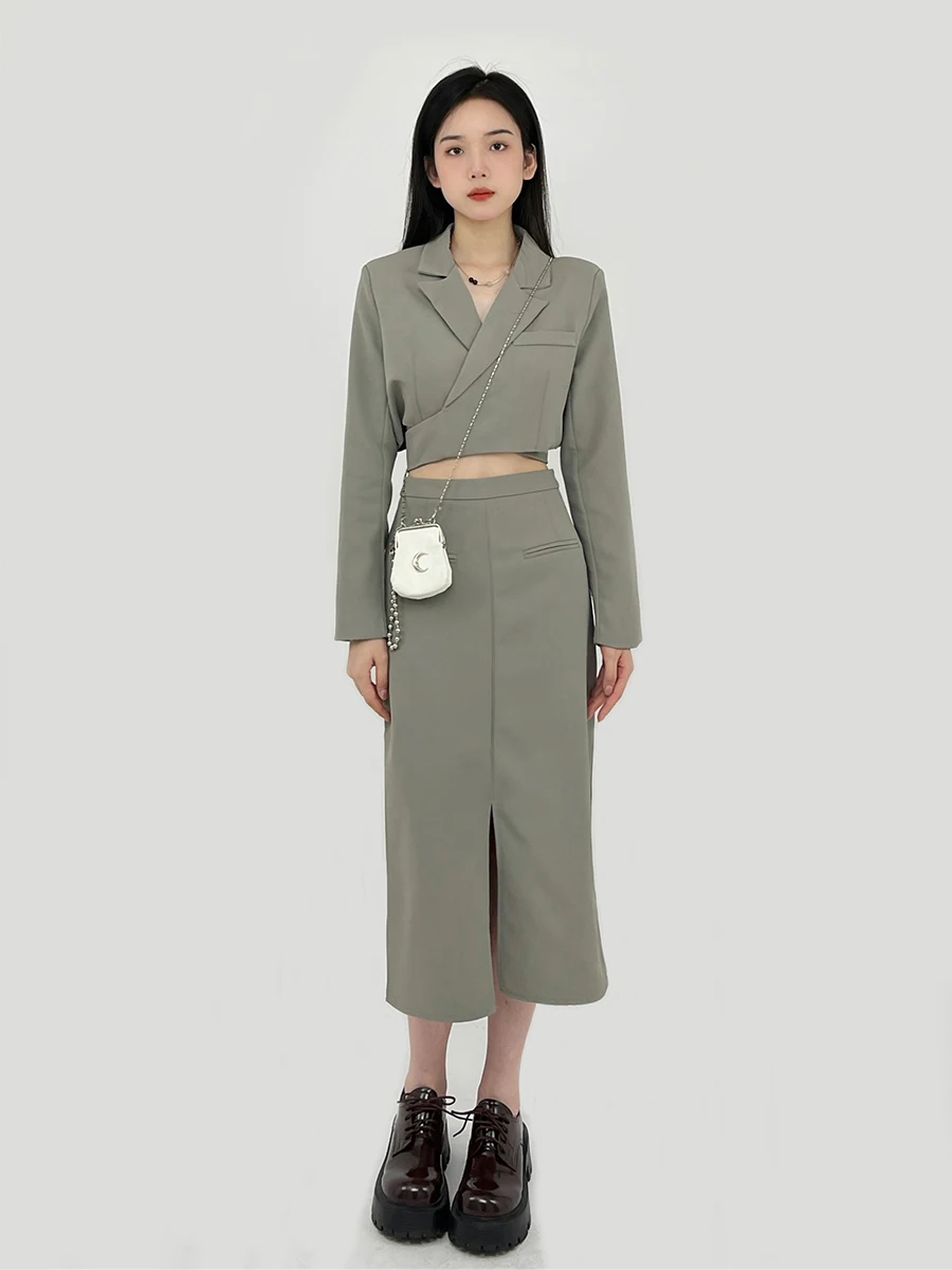 

Элегантный женский костюм-двойка: юбка с разрезом и укороченный топ. Модный комплект для молодых женщин на весну-осень.