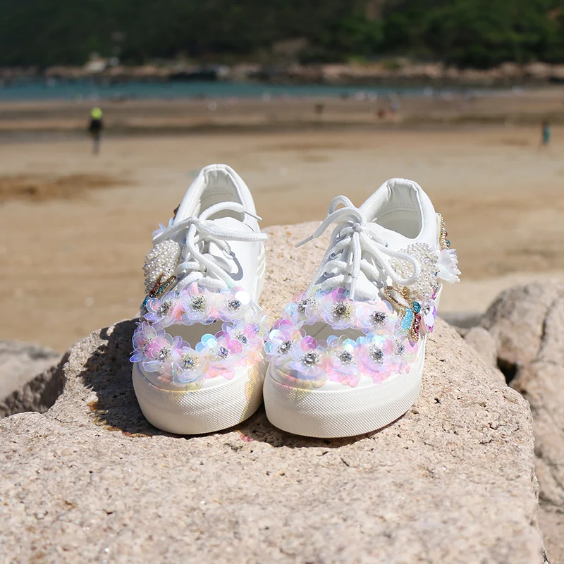 2022 Spring Summer White Canvas Bling Sequins Women Sneakers Sweet Pearls Beaded Bride Wedding Flats Cute Sport Tennis Shoes